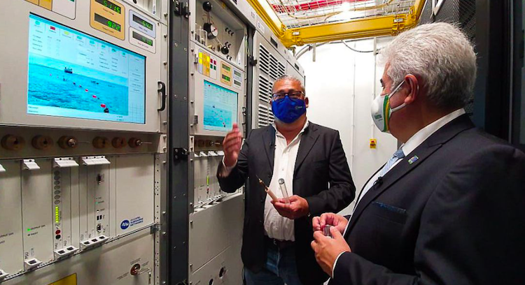Ministro Marcos Pontes acompanha a operação de implantação do novo cabo submarino brasileiro
