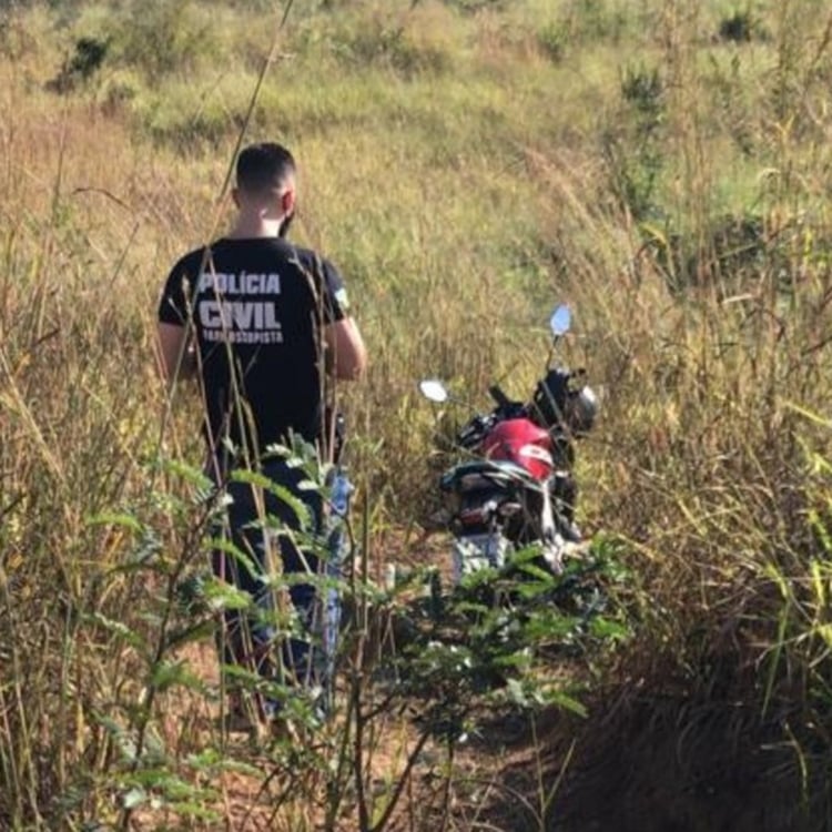 Polícia Civil encontra moto de músico abandonada em estrada de terra.