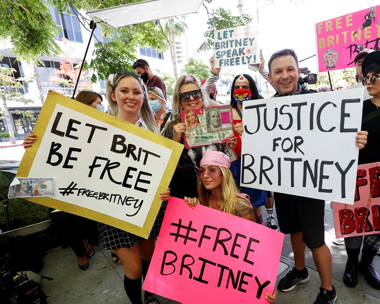 Foto de fãs da princesa do pop pedindo pela liberdade dela.