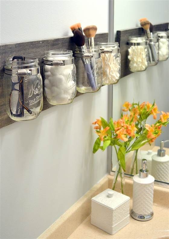 Banheiro organizado com potes de vidro.