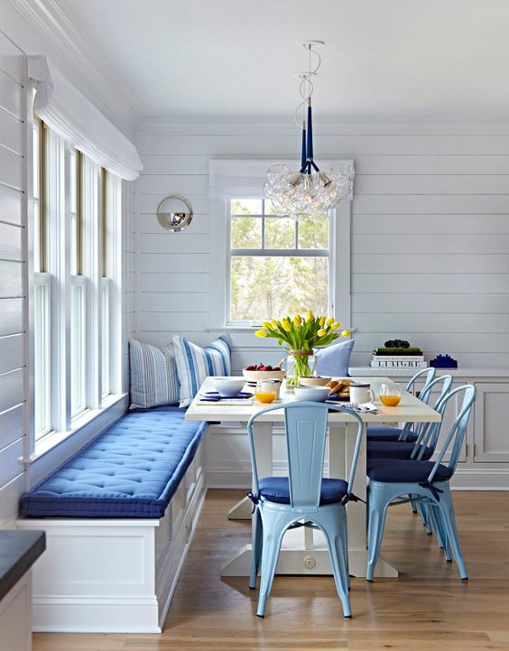 Sala de jantar com almofadas azuis.