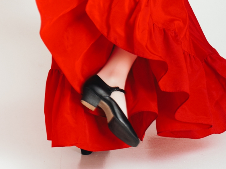 Foto de mulher usando vestido vermelho e sapato Mary Jane.