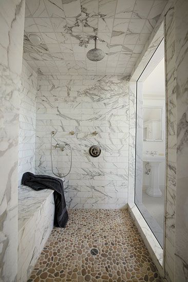 Banheiro com seixo e azulejo.