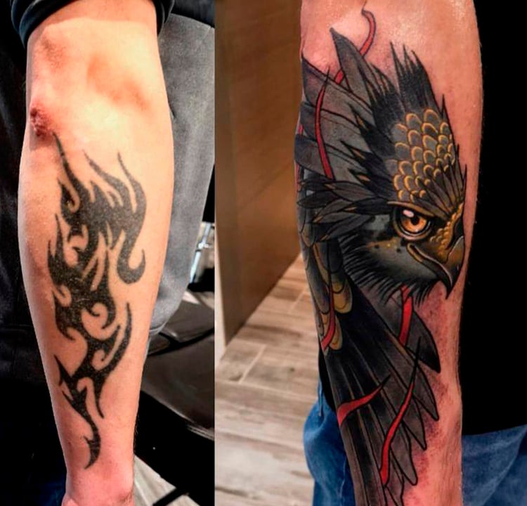 A primeira tatuagem é uma tribal preta. A segunda é de um pássaro preto, com detalhes em vermelho.