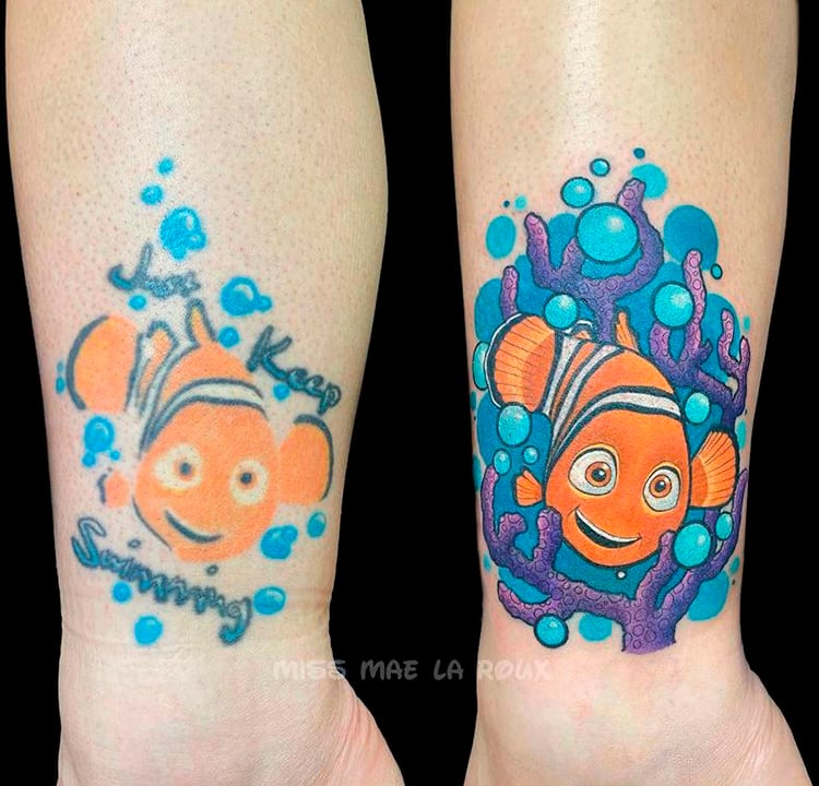 Antes e depois de uma tatuagem colorida do peixe Nemo da Disney.