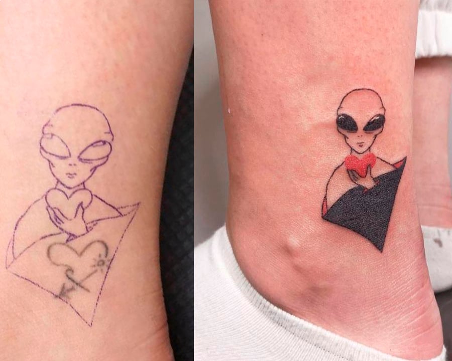Imagem de um esboço de um desenho de alien segurando um coração por cima de uma tatuagem antiga de coração. Do lado dela, tem a imagem da tatuagem do alien pronta e com cores.