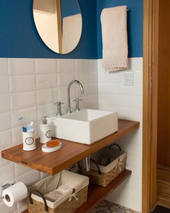Banheiro com prateleiras de madeira.