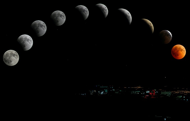 Foto de céu noturno sobre uma cidade com representação de todas as fases da Lua