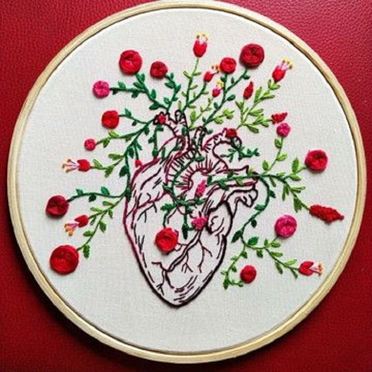 Bordado de coração e flores em bastidor