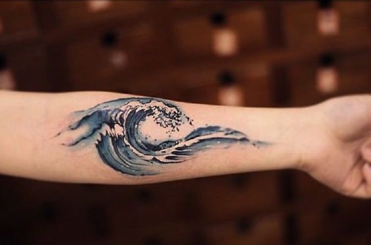 tatuagem de onda no braço