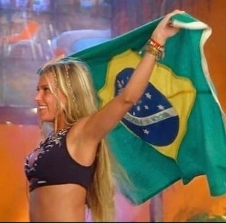 Foto da Antonela com a bandeira do Brasil