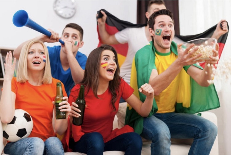Amigos assistindo aos jogos olímpicos. Foto de torcedores