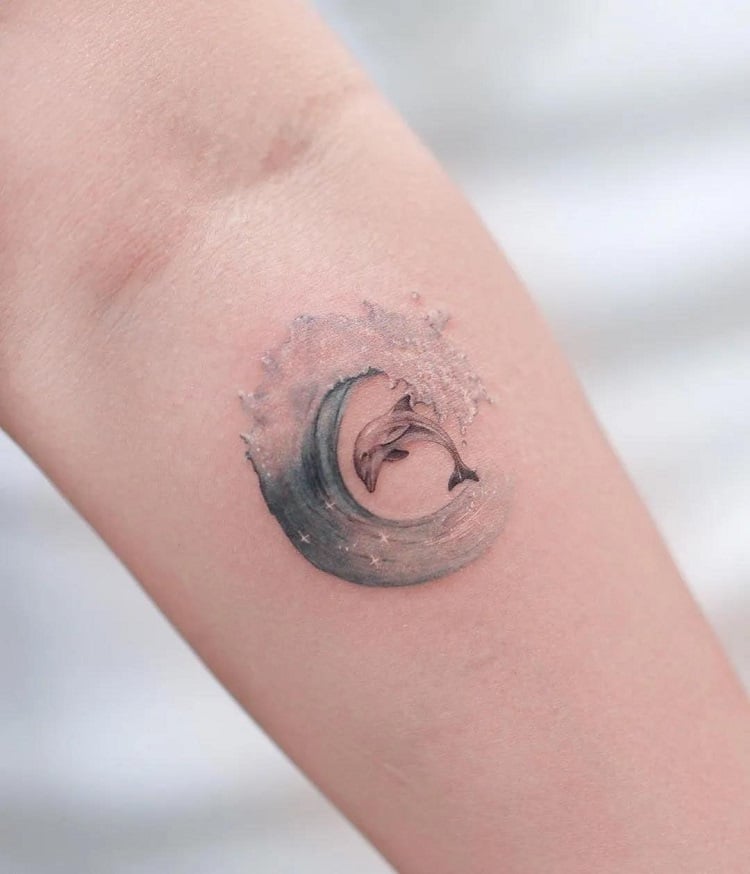 golfinho minimalista tatuado