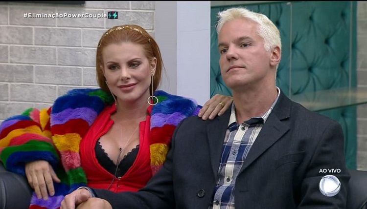 Foto de Deborah sorrindo e Bruno sério, finalistas do Power Couple 2021 Foto de Deborah sorrindo e Bruno sério
