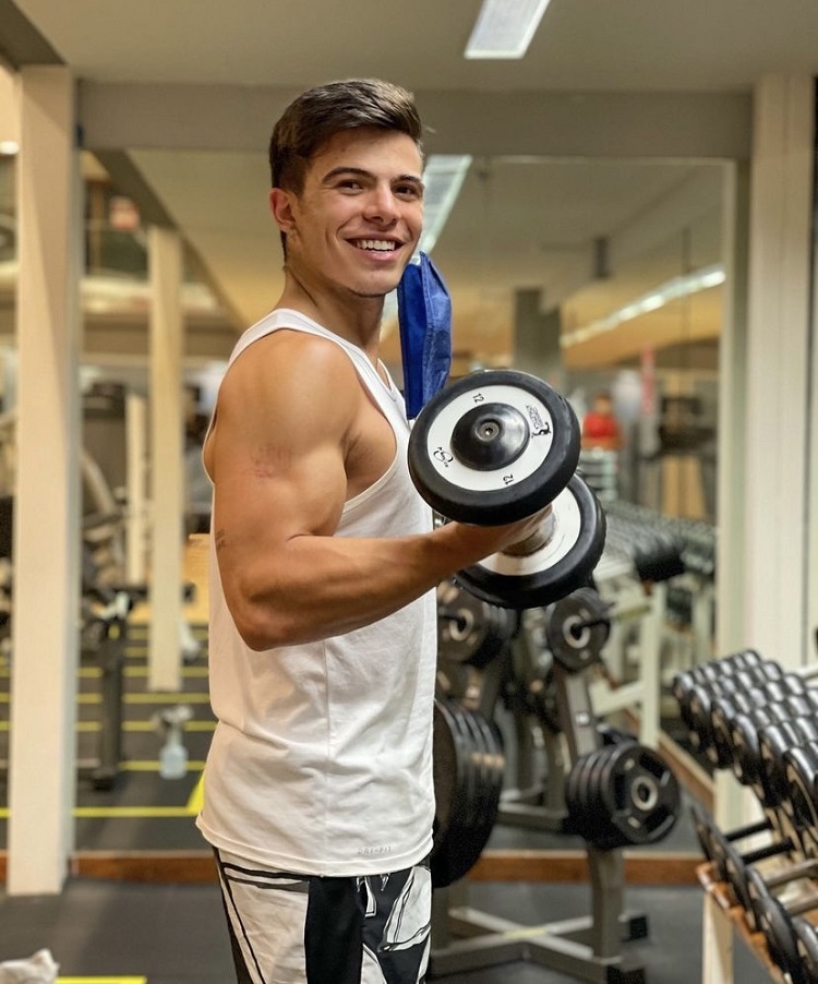 Foto de Thomaz na academia. Foto de Thomaz Costa na academia