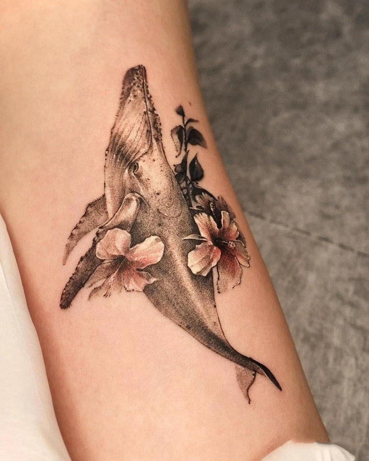 tattoo de baleia e flores