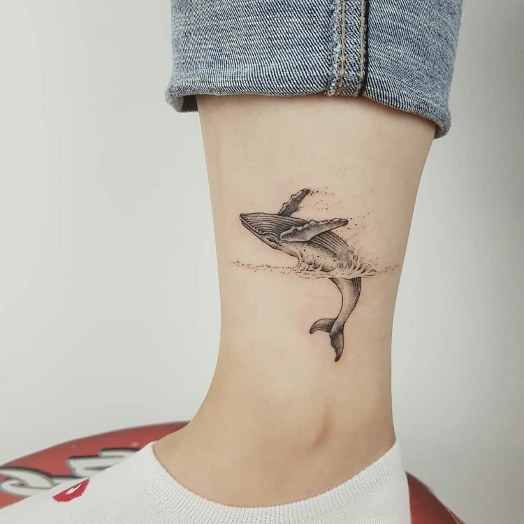 tatuagem de baleia na perna