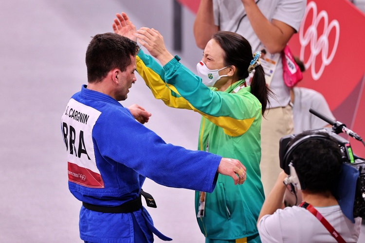 Foto do atleta Daniel Cargnin e sua treinadora Yuko Fujii