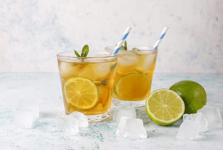 receita de caipirinha com cachaça de jambu foto de dois copos de caipirinha com cachaça de jambu