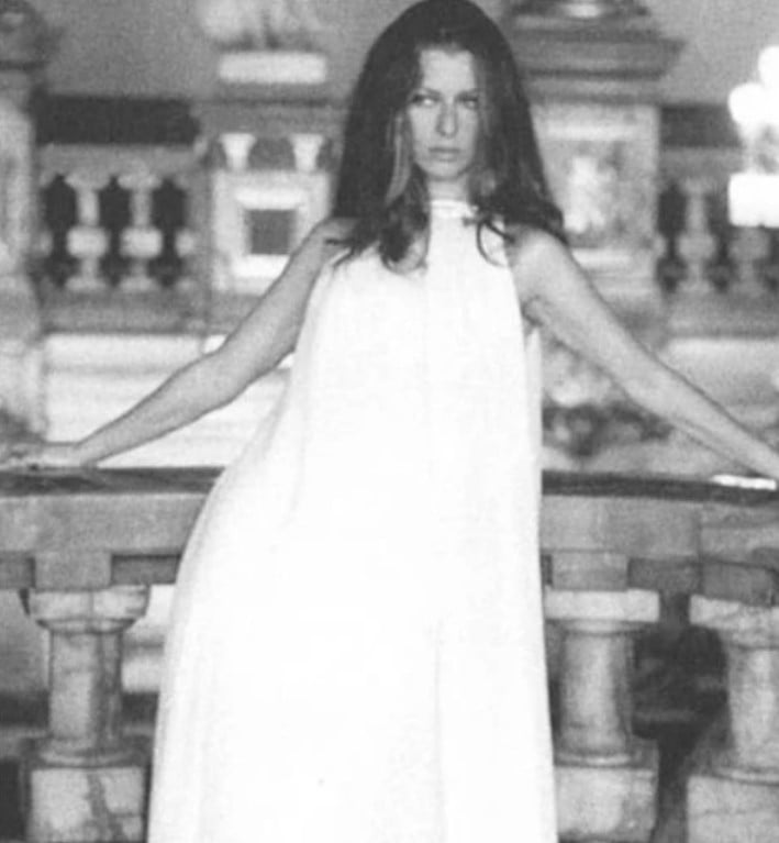 Imagem em preto e branco de Danuza Leão em uma cena do filme "Terra em Transe" posando com um vestido branco solto de Guilherme Guimarães