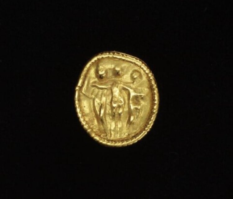 Imagem de um botão de ouro da Grécia Antiga encrustado com figuras humanas