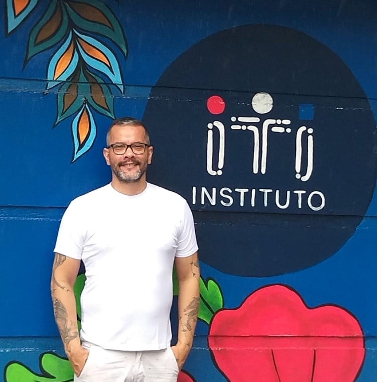 Ronaldo Silvestre posando todo vestido de branco diante da fachada do Instituto ITI