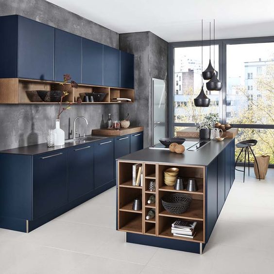 Cozinha com armários azuis.