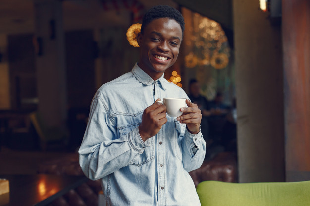 xícara de café homem com xícara de café na mão