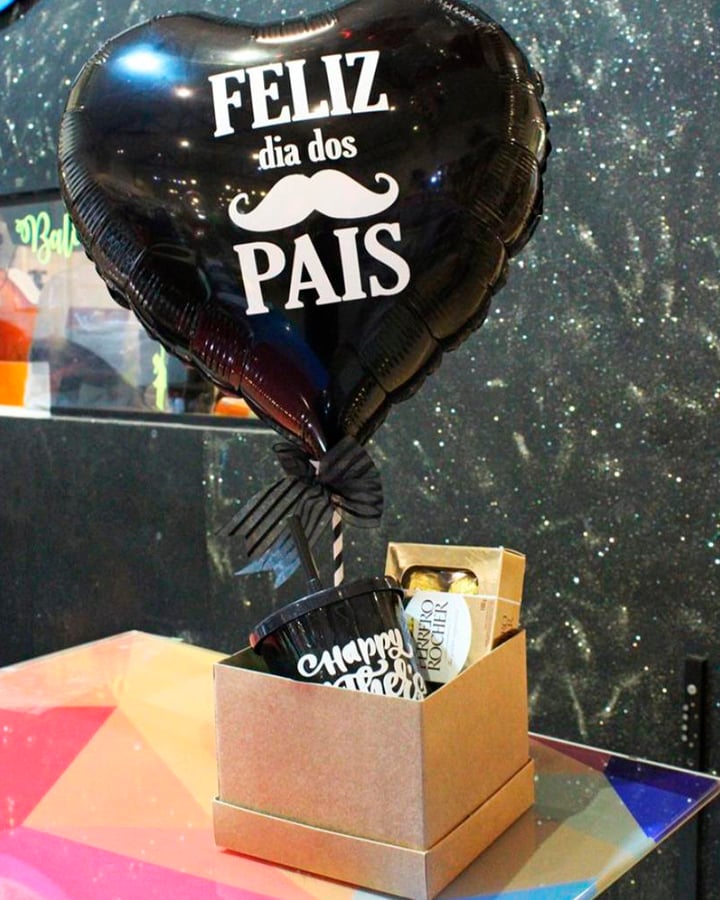 Cesta de Dia dos Pais com chocolates, coco canudo e balão personalizado