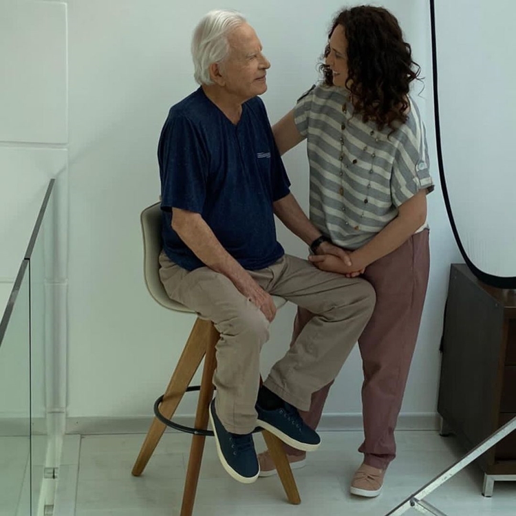 Fátima Sampaio faz teste da Covid-19. Foto de Cid Moreira e Fátima Sampaio.