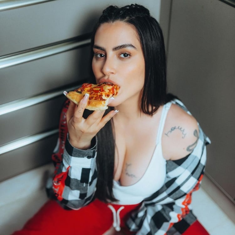 Foto de Cleo Pires comendo Pizza.