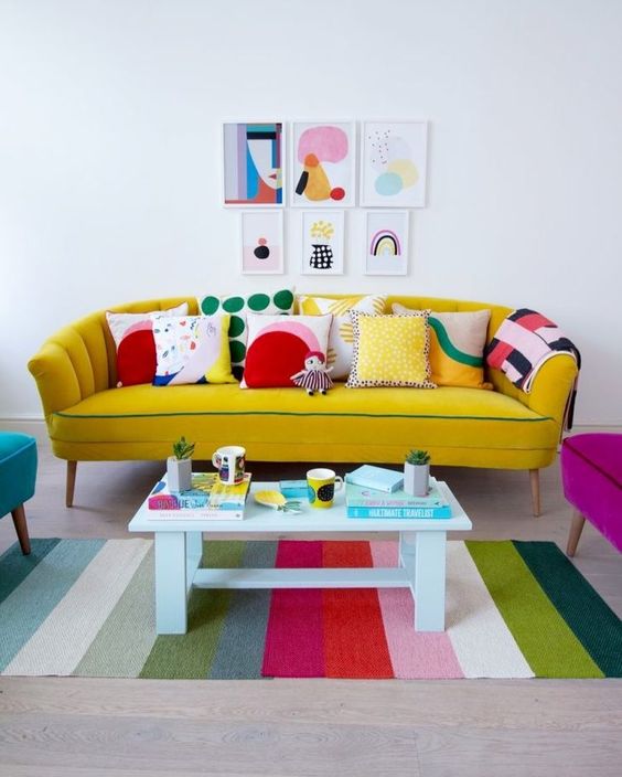 Sala de estar com decoração cringe sem sofá amarelo.