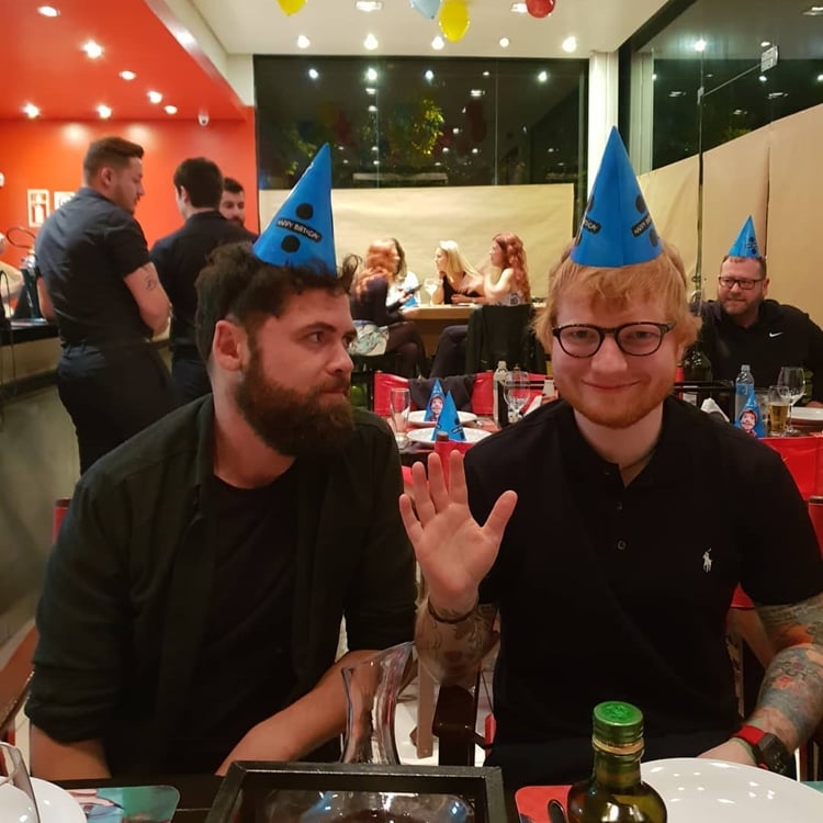 Foto de Ed Sheeran e amigos comemorando seu aniversário de 28 anos.