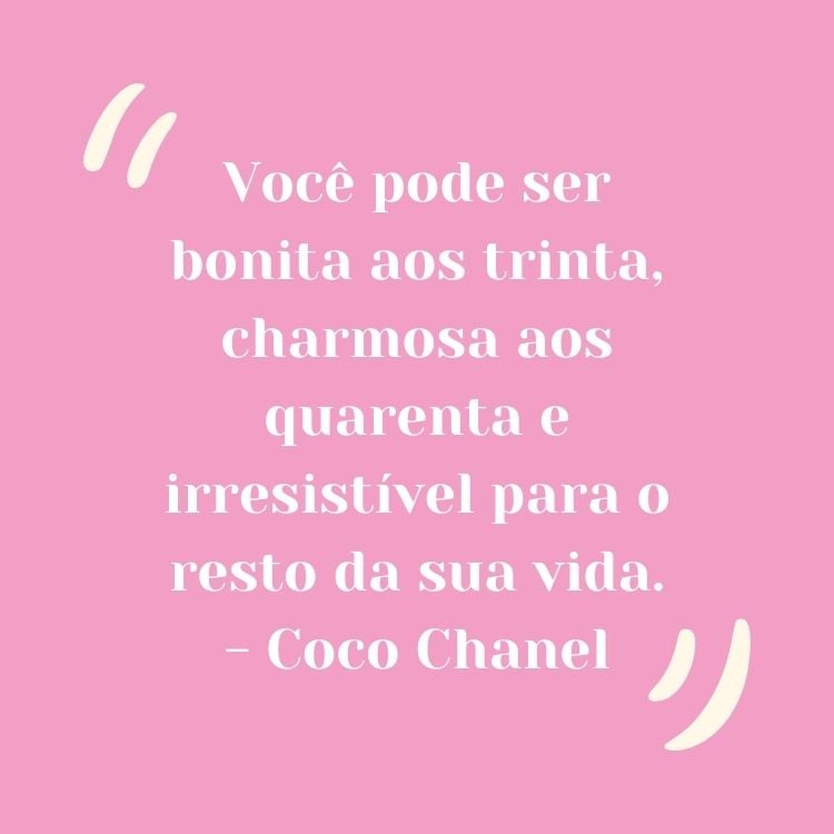 Fundo rosa com frase "Você pode ser bonita aos trinta, charmosa aos quarenta e irresistível para o resto da sua vida.” - Coco Chanel em branco