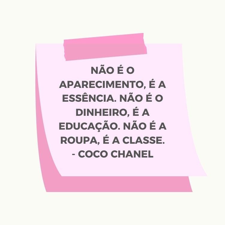 Card de fundo branco com post-it rosa escrito “Não é o aparecimento, é a essência. Não é o dinheiro, é a educação. Não é a roupa, é a classe.” - Coco Chanel