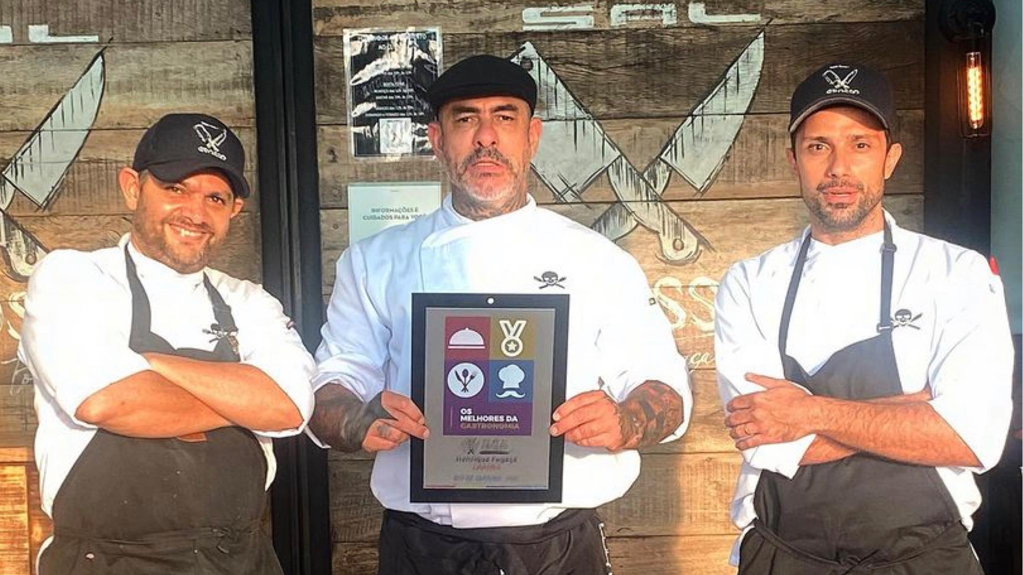 Henrique Fogaça recebe prêmio de melhor restaurante ao lado de seus parceiros de trabalho. Fonte: Instagram