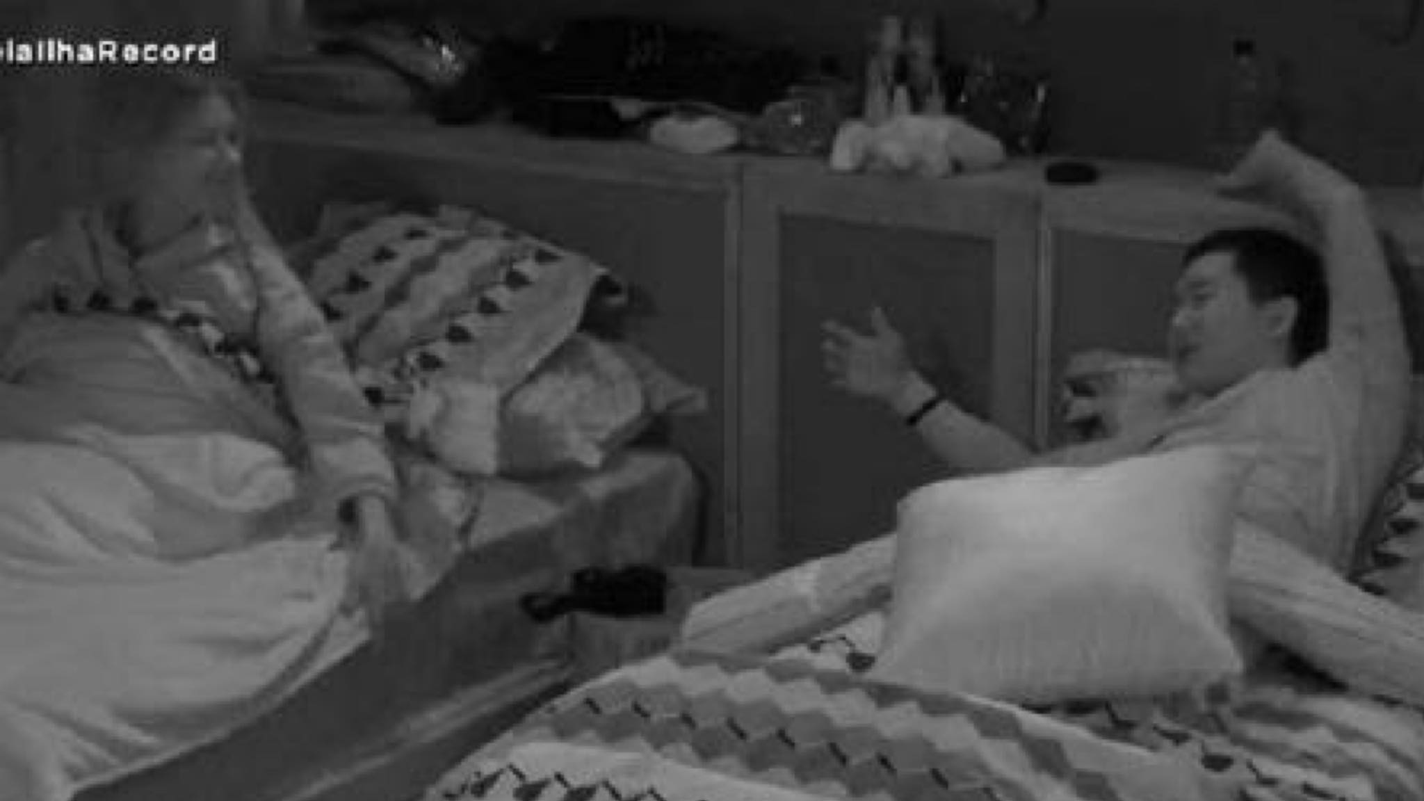 Pyong e Antonela escolhem camas próximas além de fazerem parte do mesmo time. Fonte: Reprodução/ Record TV