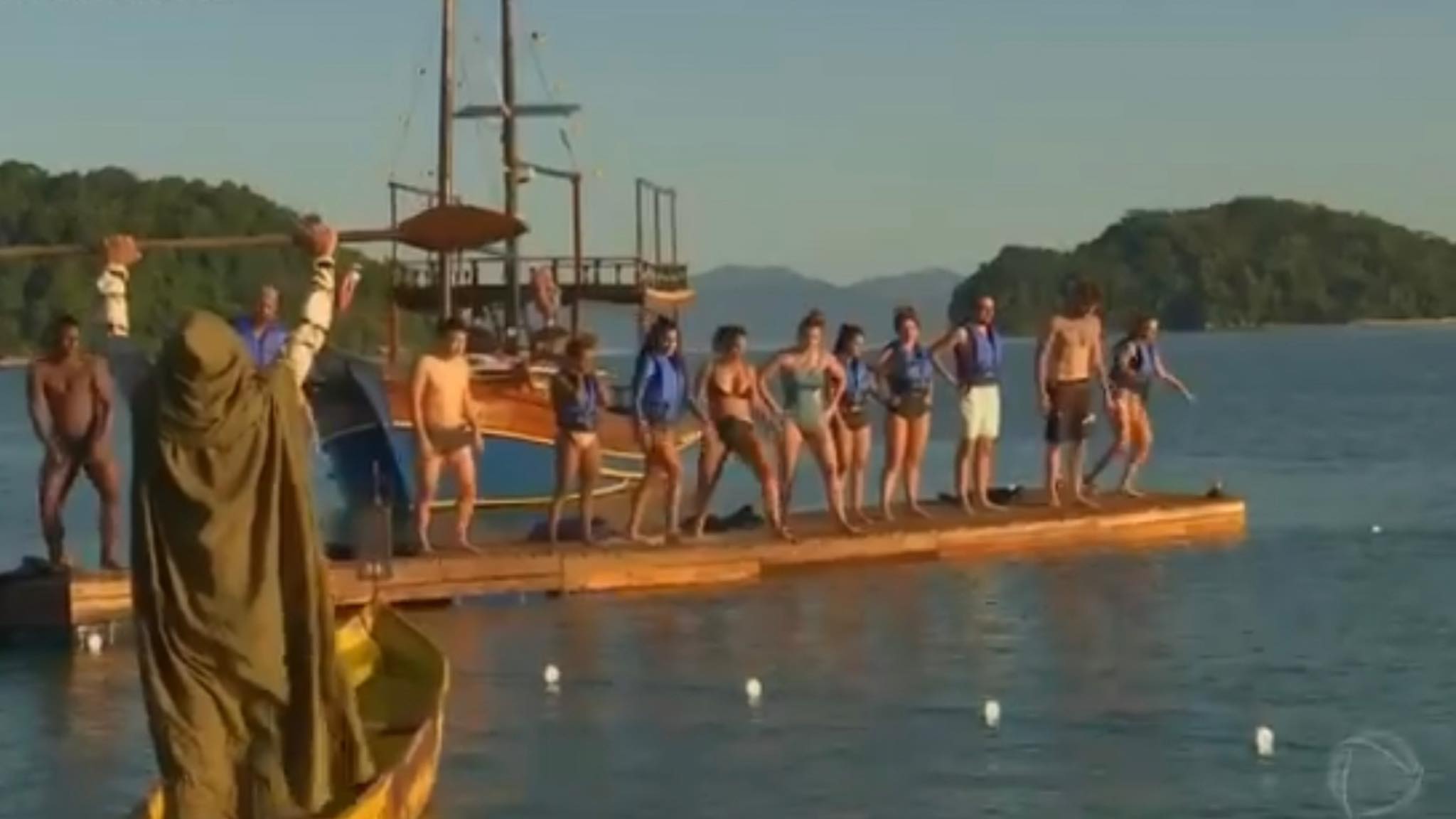 Ilha Record faz participantes se jogarem na água logo no primeiro desafio. Fonte: Reprodução/ Record TV
