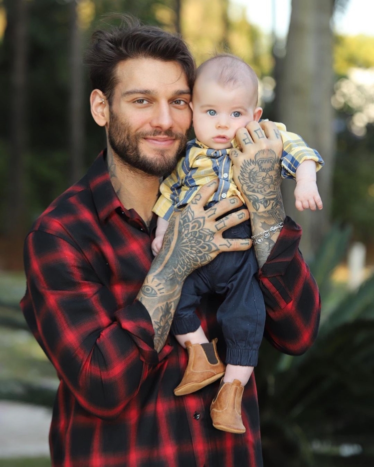 Foto de Lucas Lucco e seu filho, Luca.