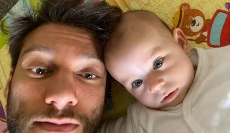 Lucas Lucco compartilha foto fofa com o filho: “Eu amo ser pai”