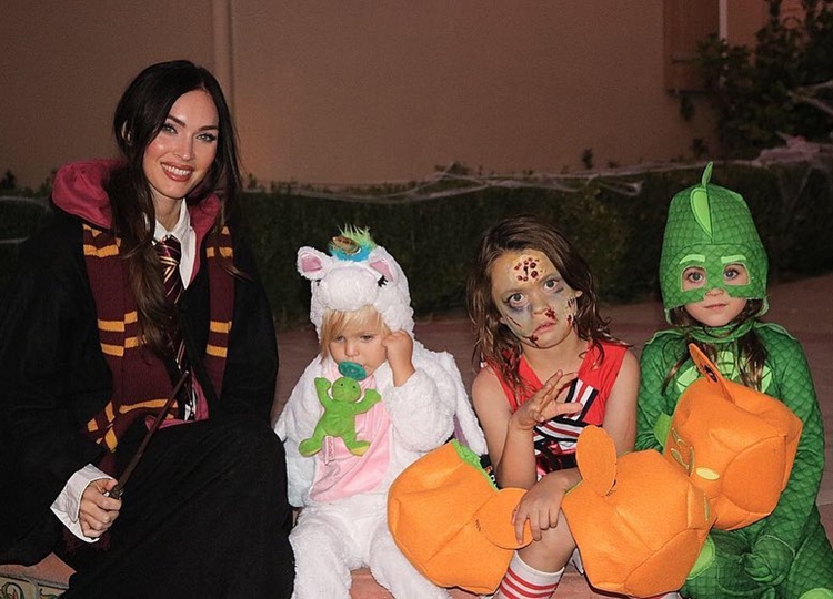 Foto de Megan Fox e os filhos fantasiados.