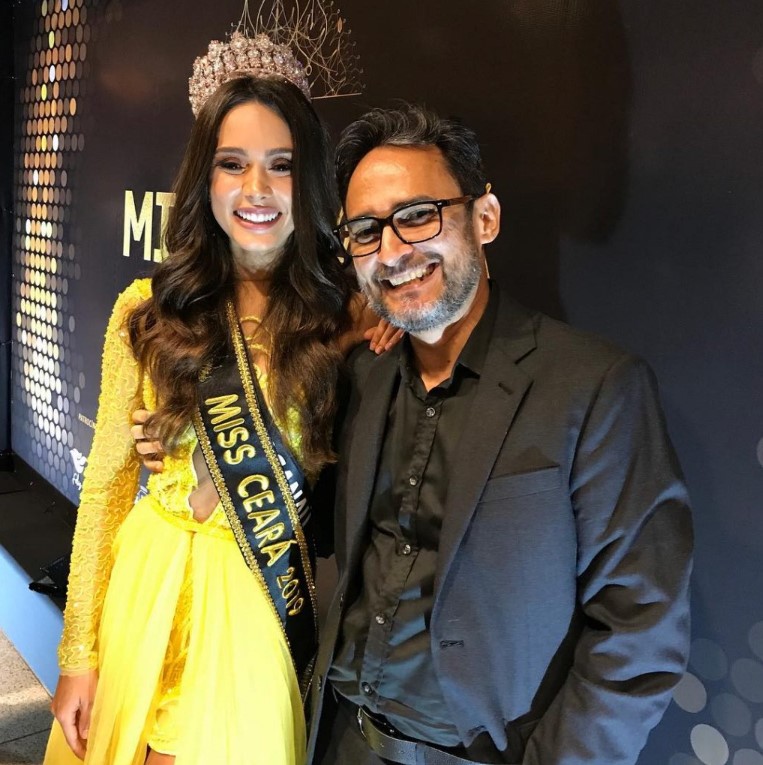 O Ivanildo Nunes posando ao lado da Miss Ceará 2019, trajando um vestido amarelo do estilista