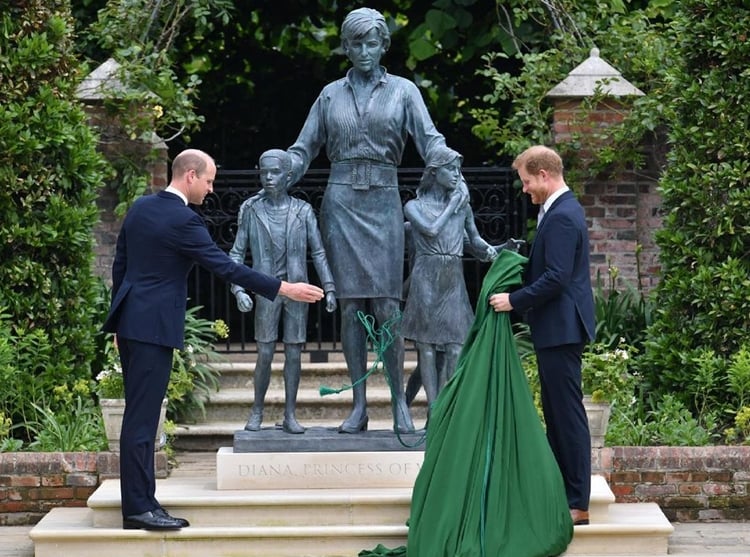 Foto dos príncipes William e Harry inaugurando a figura da mãe.