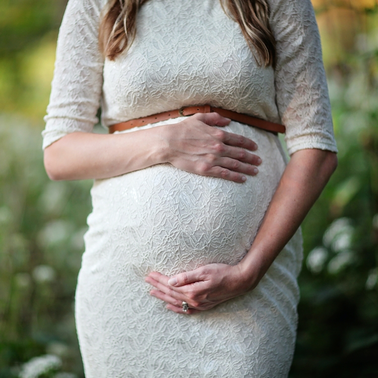 Mulher grávida com as mãos na barriga. Foto de mulher grávida.