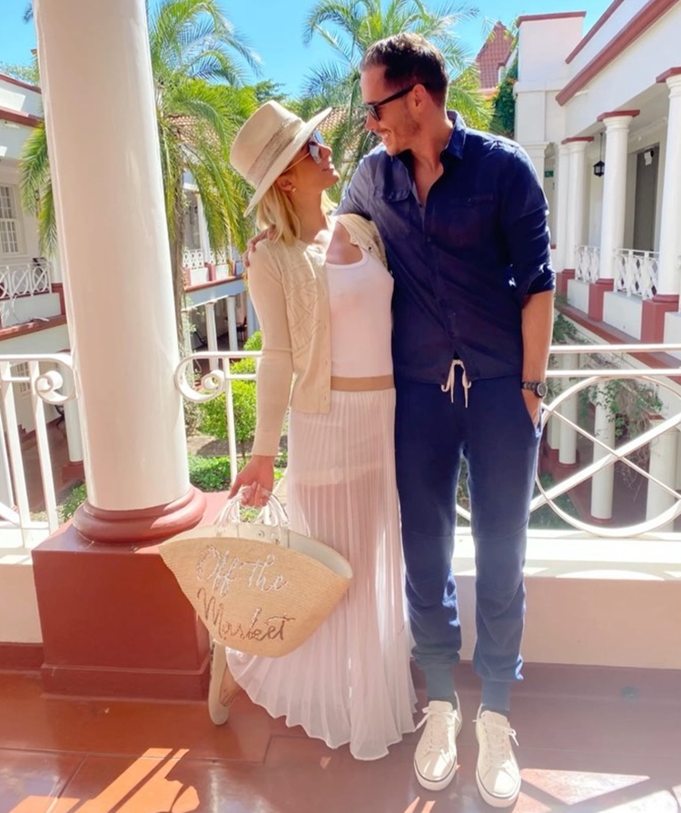 Foto de Paris Hilton e seu noivo.