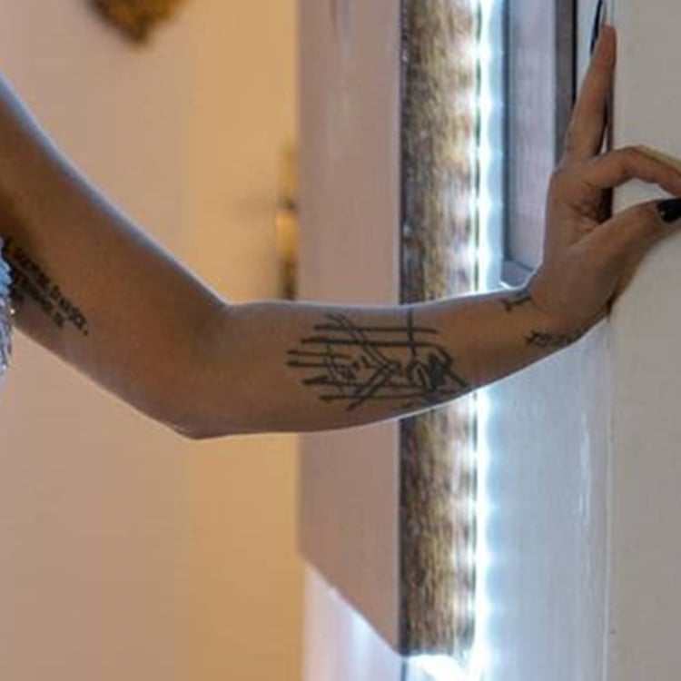 Foto da tattoo árabe no corpo de Cleo Pires.