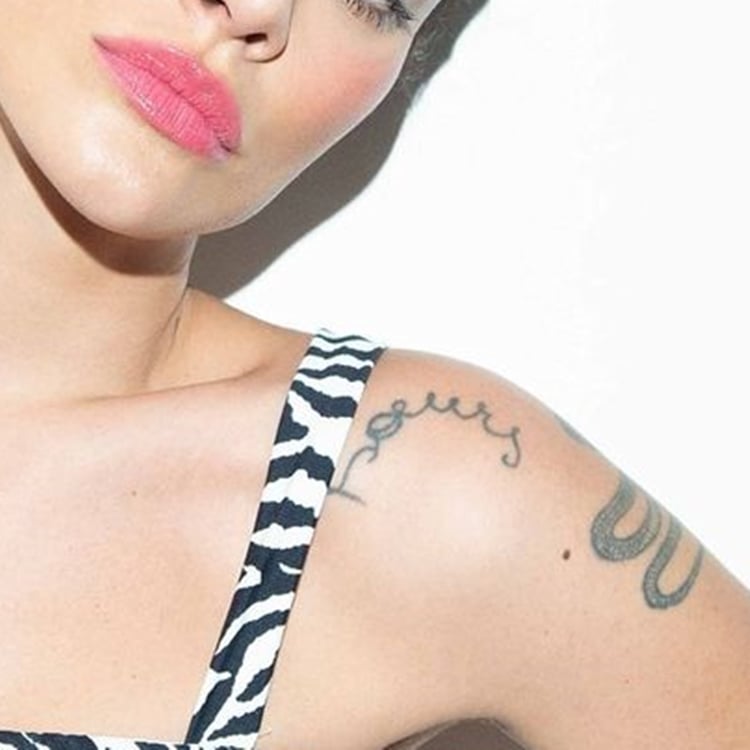 Foto da tattoo 'Sours' de Cleo Pires.