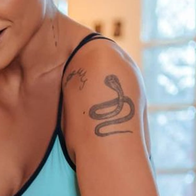 Foto da tatuagem de serpente da atriz.
