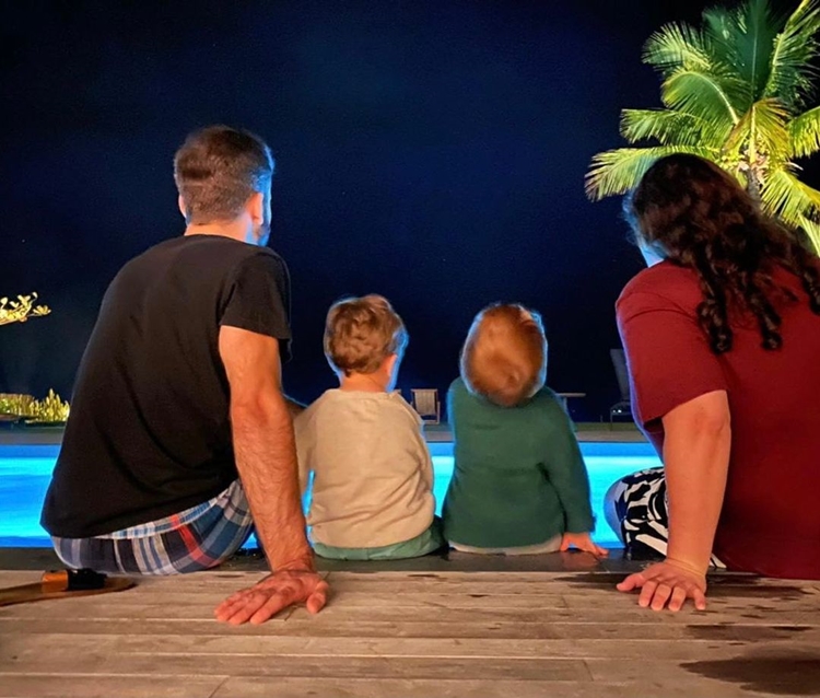 Ju Amaral celebra aniversário ao lado de Thales Bretas e sobrinhos. Foto de Thales Bretas, seus filhos e Ju Amaral.