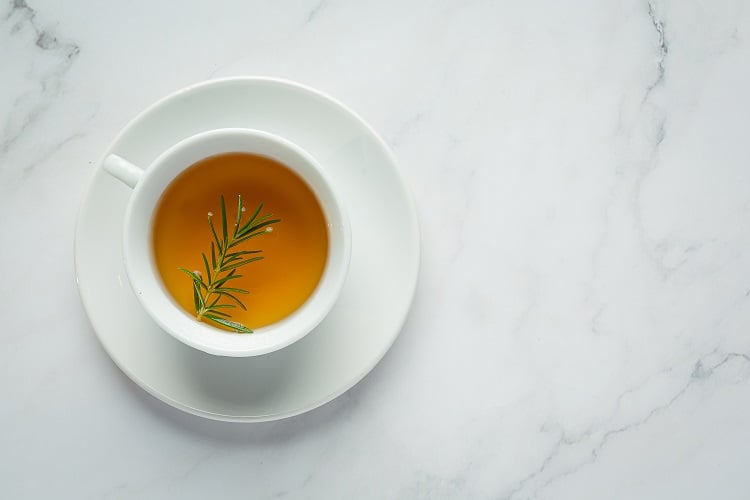 Foto de chá de açafrão com alecrim visto de cima